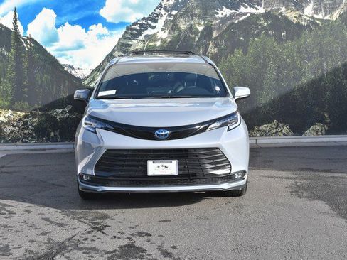 Used 2025 Toyota Sienna XLE Woodland Edition image 5