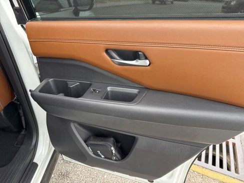 Used 2024 Nissan Pathfinder Platinum FWD image 19