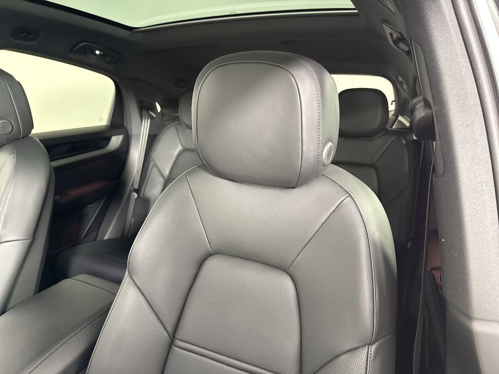 Used 2025 Porsche Cayenne S AWD/4WD image 41