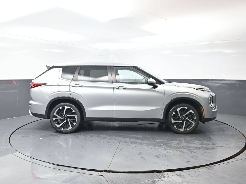 Used 2024 Mitsubishi Outlander SE FWD image 2