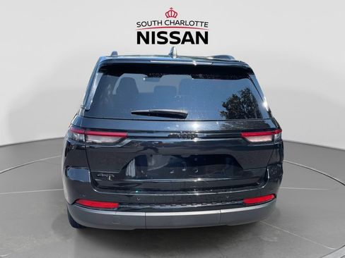 Used 2025 Jeep Grand Cherokee Altitude AWD/4WD image 5
