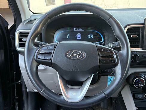 Used 2023 Hyundai Venue SEL image 18