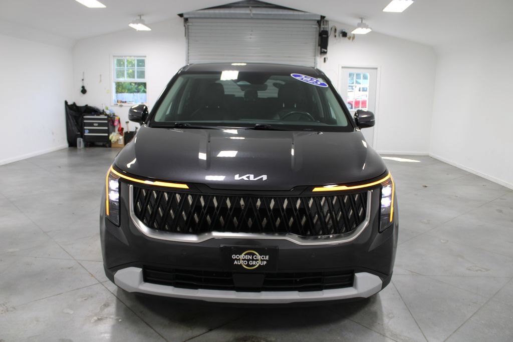 Used 2025 Kia Carnival FWD image 3