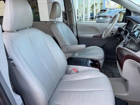 Used 2013 Toyota Sienna XLE FWD image 11