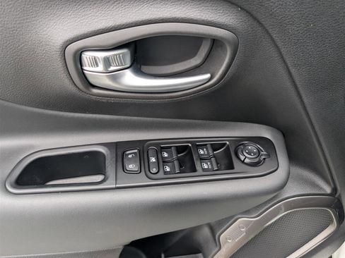 Used 2021 Jeep Renegade Limited image 19