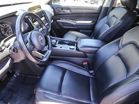 Used 2023 Nissan Pathfinder SL AWD/4WD image 16
