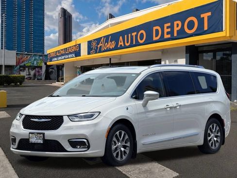 Used 2021 Chrysler Pacifica Pinnacle FWD image 1