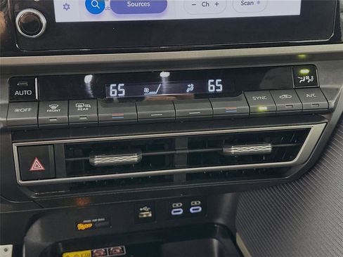 Used 2025 Toyota Camry SE image 9