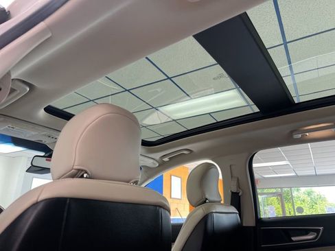 Used 2018 Ford Edge Titanium w/ Equipment Group 302A AWD/4WD image 19