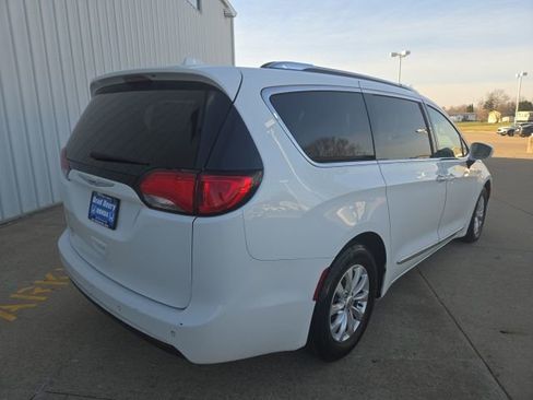 Used 2019 Chrysler Pacifica Touring-L image 6