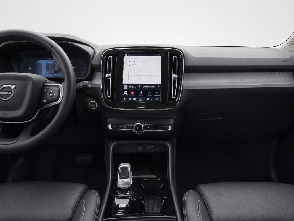 Used 2025 Volvo XC40 B5 Plus AWD/4WD image 32