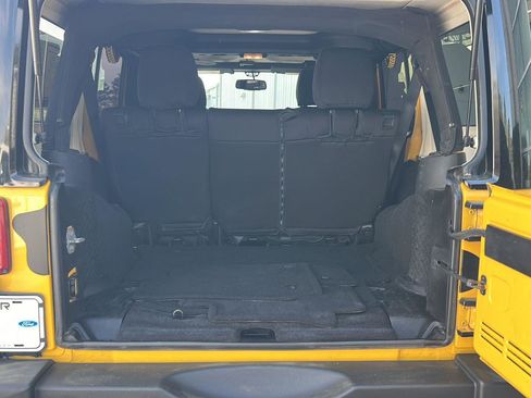 Used 2015 Jeep Wrangler Unlimited Rubicon w/ Connectivity Group image 33