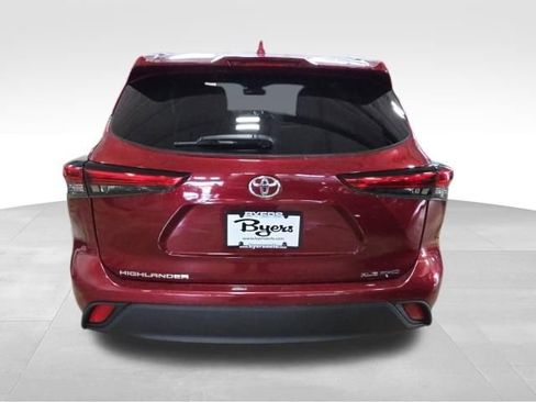 Used 2021 Toyota Highlander XLE image 4
