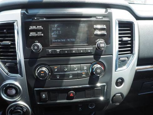 Used 2018 Nissan Titan SV AWD/4WD image 22