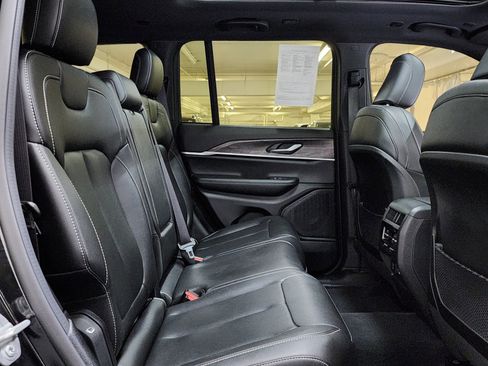 Used 2024 Jeep Grand Cherokee Limited AWD/4WD image 19