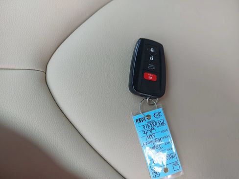 Used 2021 Toyota Highlander XLE FWD image 38