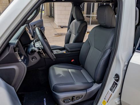 Used 2026 Lexus GX 550 w/ Cold Area Package AWD/4WD image 27