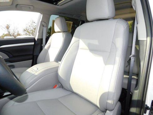 Certified 2019 Toyota Highlander XLE FWD image 18