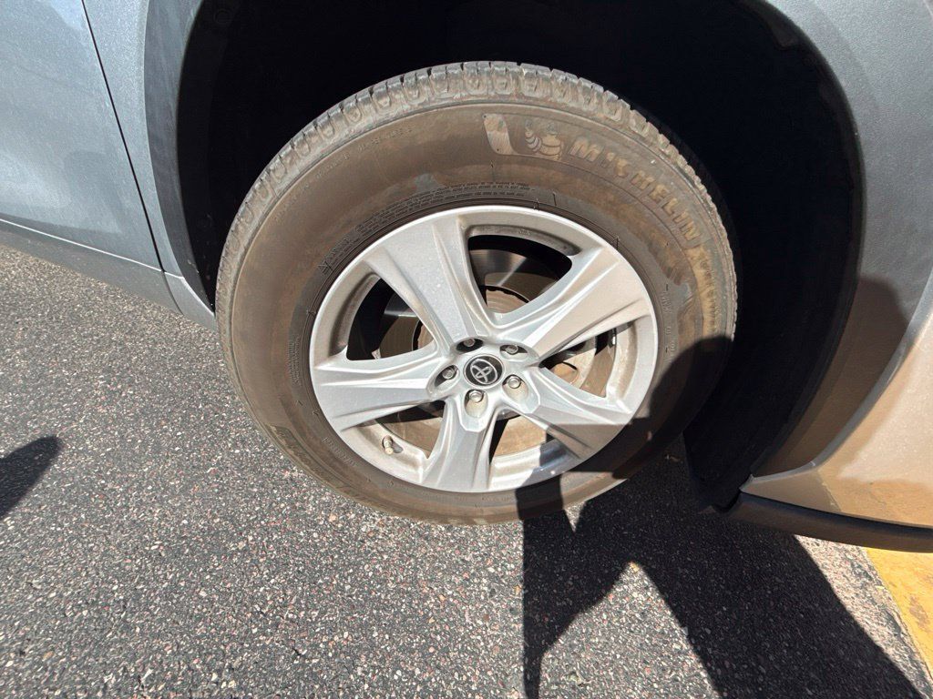 Used 2020 Toyota Highlander L FWD image 9