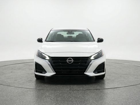 Used 2025 Nissan Altima 2.5 SV FWD image 2