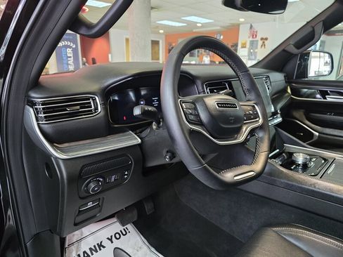 Used 2024 Jeep Wagoneer Series II w/ Flexible Seating Group image 8