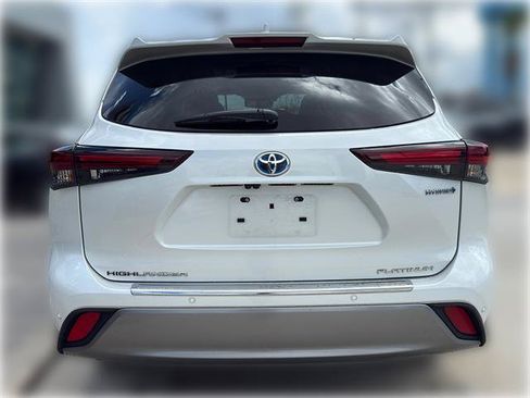 Used 2024 Toyota Highlander Platinum FWD image 6