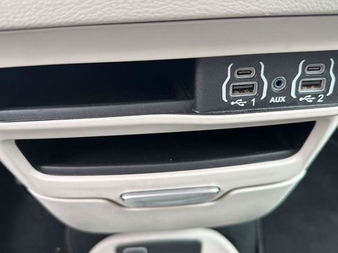 Used 2024 Chrysler Pacifica Touring-L FWD image 11