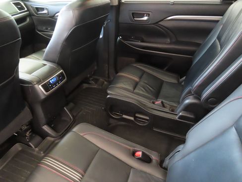 Used 2019 Toyota Highlander SE w/ Nightshade Edition FWD image 24