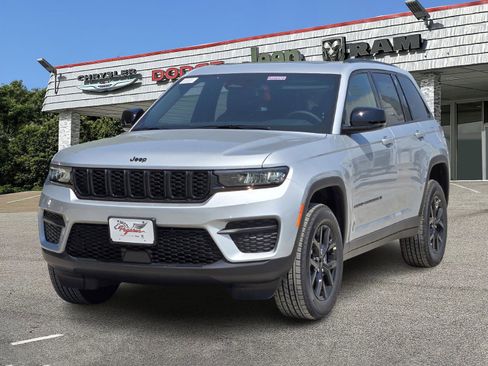 New 2025 Jeep Grand Cherokee Altitude image 2