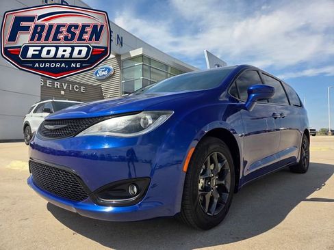 Used 2018 Chrysler Pacifica Touring Plus w/ S Appearance Package FWD image 1