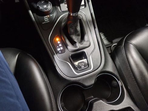 Used 2019 Jeep Cherokee Latitude Plus w/ Comfort/Convenience Group image 24