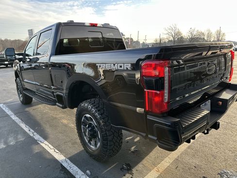 Used 2024 Ford F250 XLT w/ Black Appearance Package image 9