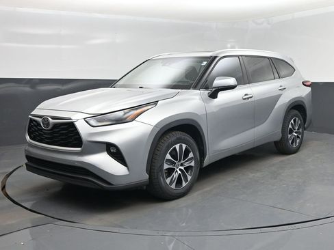 Used 2023 Toyota Highlander XLE FWD image 22