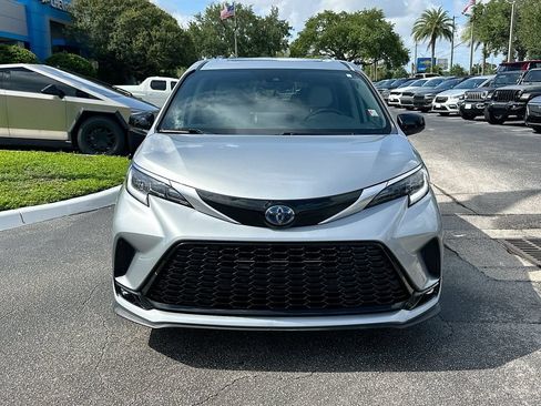 Used 2021 Toyota Sienna XSE FWD image 2