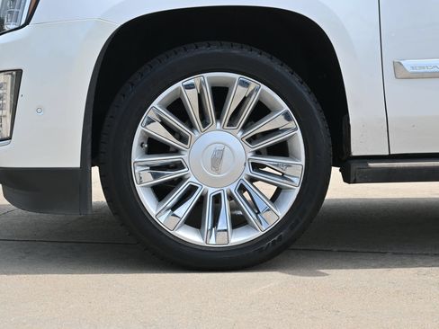 Used 2017 Cadillac Escalade Platinum RWD image 30
