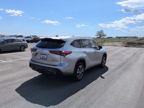Used 2021 Toyota Highlander XLE AWD/4WD image 7