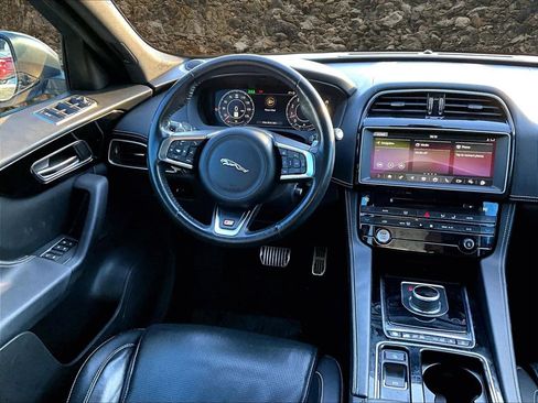 Used 2019 Jaguar F-PACE S image 5