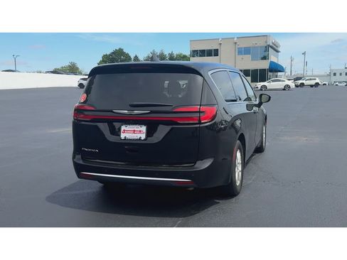 Used 2024 Chrysler Pacifica Touring-L FWD image 7