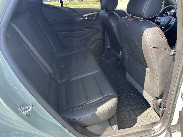 Used 2024 Chevrolet Trax RS w/ Sunroof Package FWD image 12
