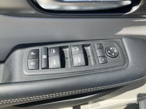 Used 2022 Chrysler Pacifica Touring-L FWD image 16