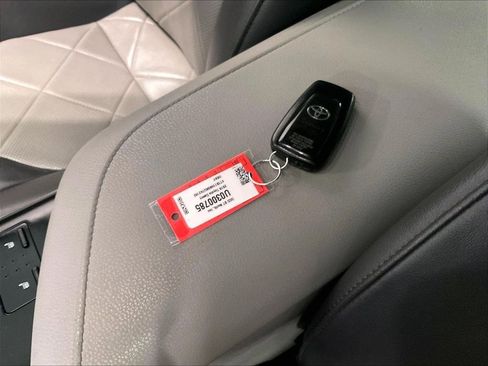 Used 2019 Toyota Camry XLE FWD image 31