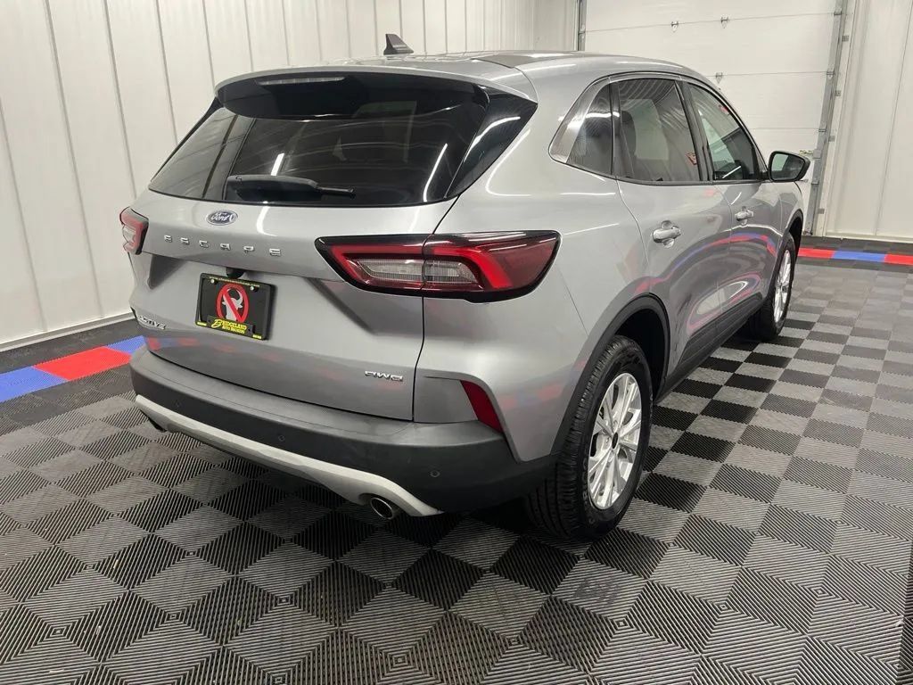 Used 2023 Ford Escape Active w/ Tech Pack #1 AWD/4WD image 3