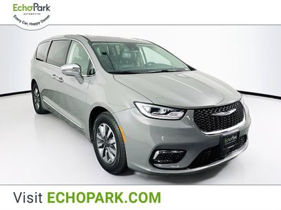 Used 2022 Chrysler Pacifica Limited w/ Uconnect Theater Family Group