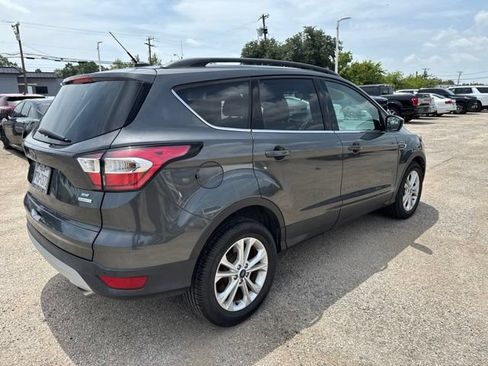 Used 2017 Ford Escape SE w/ Equipment Group 201A FWD image 4