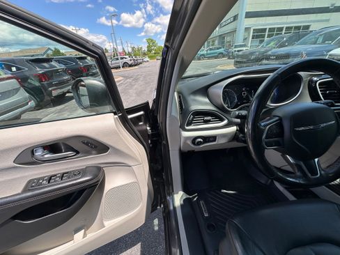Used 2020 Chrysler Pacifica Touring-L Plus FWD image 23