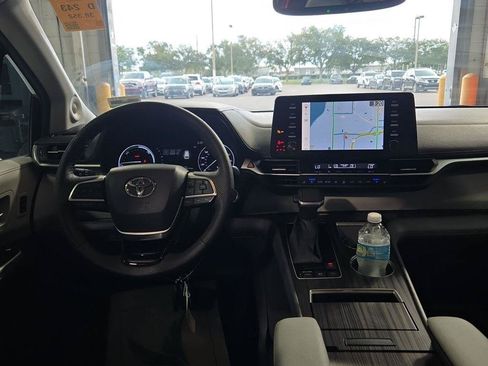 Used 2023 Toyota Sienna Limited FWD image 10