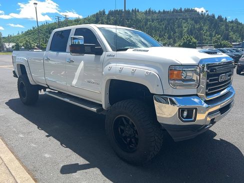 Used 2019 GMC Sierra 3500 SLT AWD/4WD image 3