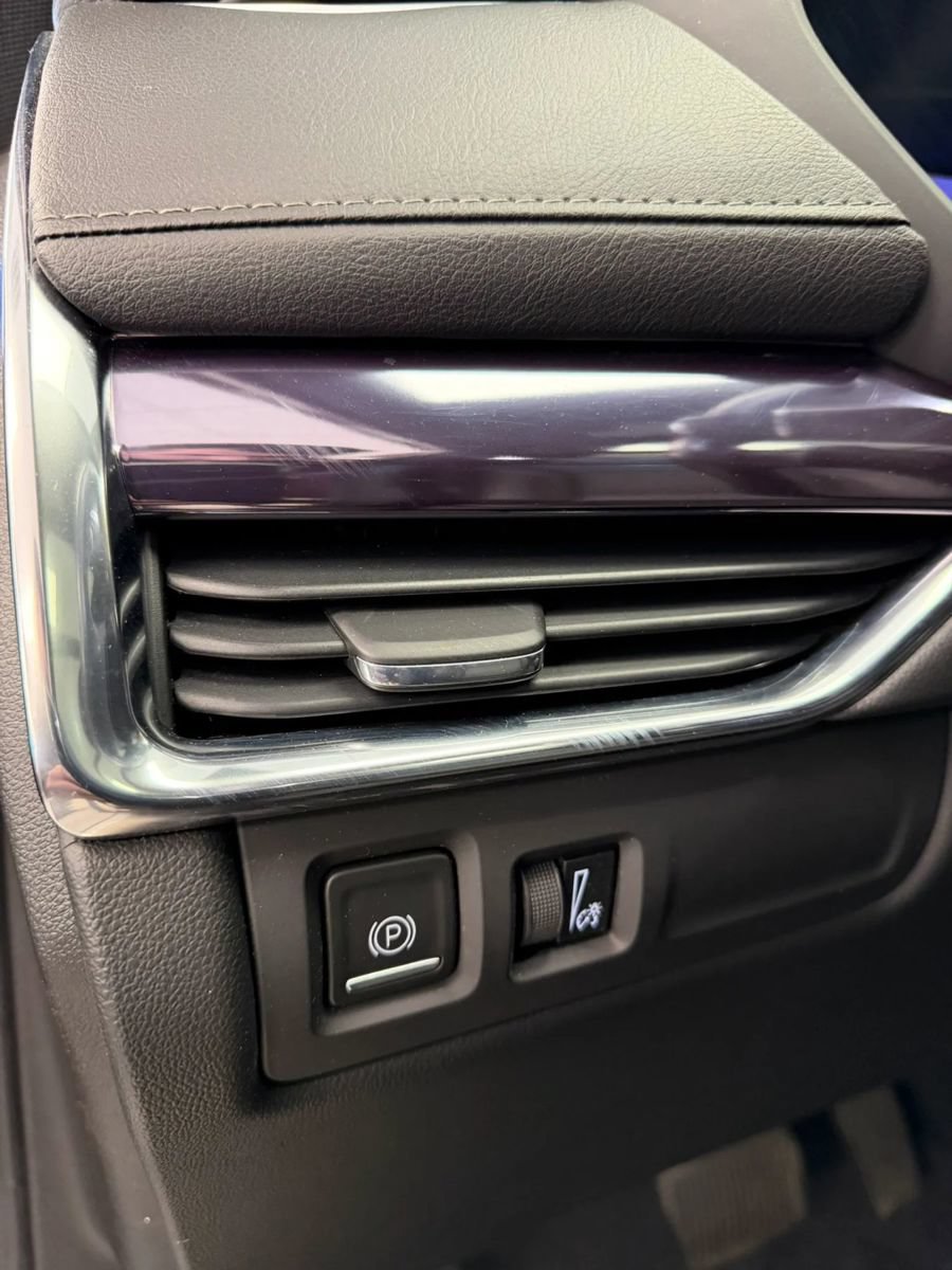 Used 2023 Cadillac XT4 Luxury w/ Cold Weather Package FWD image 25