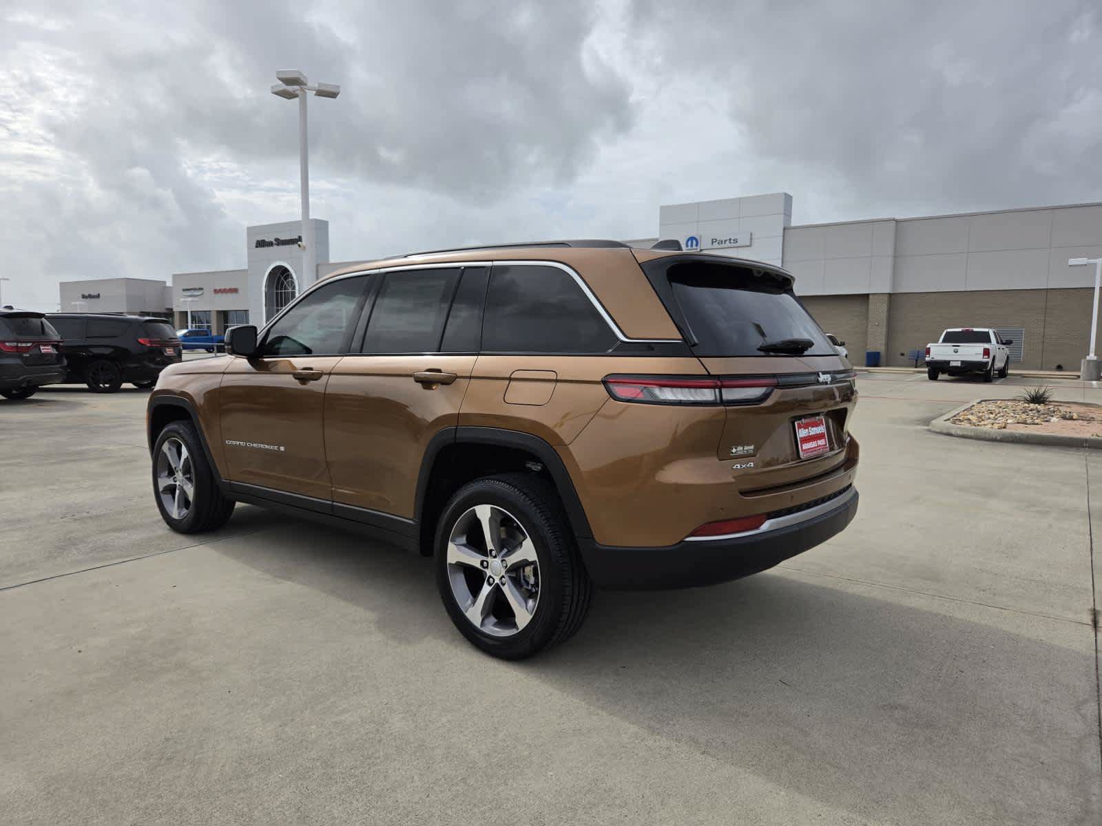 New 2026 Jeep Grand Cherokee Limited AWD/4WD image 3