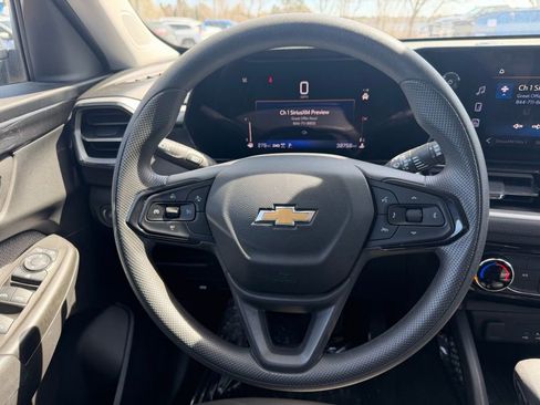 Used 2025 Chevrolet TrailBlazer LT AWD/4WD image 3